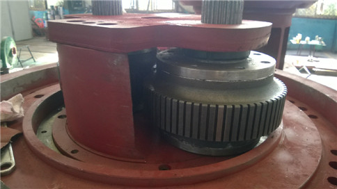 環(huán)模內(nèi)部壓輥實(shí)物圖↑